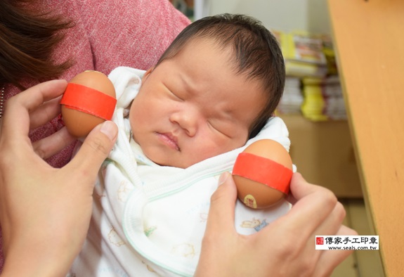 鍾寶寶(新北永和區嬰兒寶寶滿月剃頭理髮、免費嬰兒剃胎毛儀式吉祥話)。中國風會場，爸媽寶貝免費穿「日中韓」古裝禮服。專業拍照、DVD光碟、證書。★購買「臍帶章、肚臍章、胎毛筆刷印章」贈送：剃頭、收涎、抓周，三選一。 2015.09.20 照片4